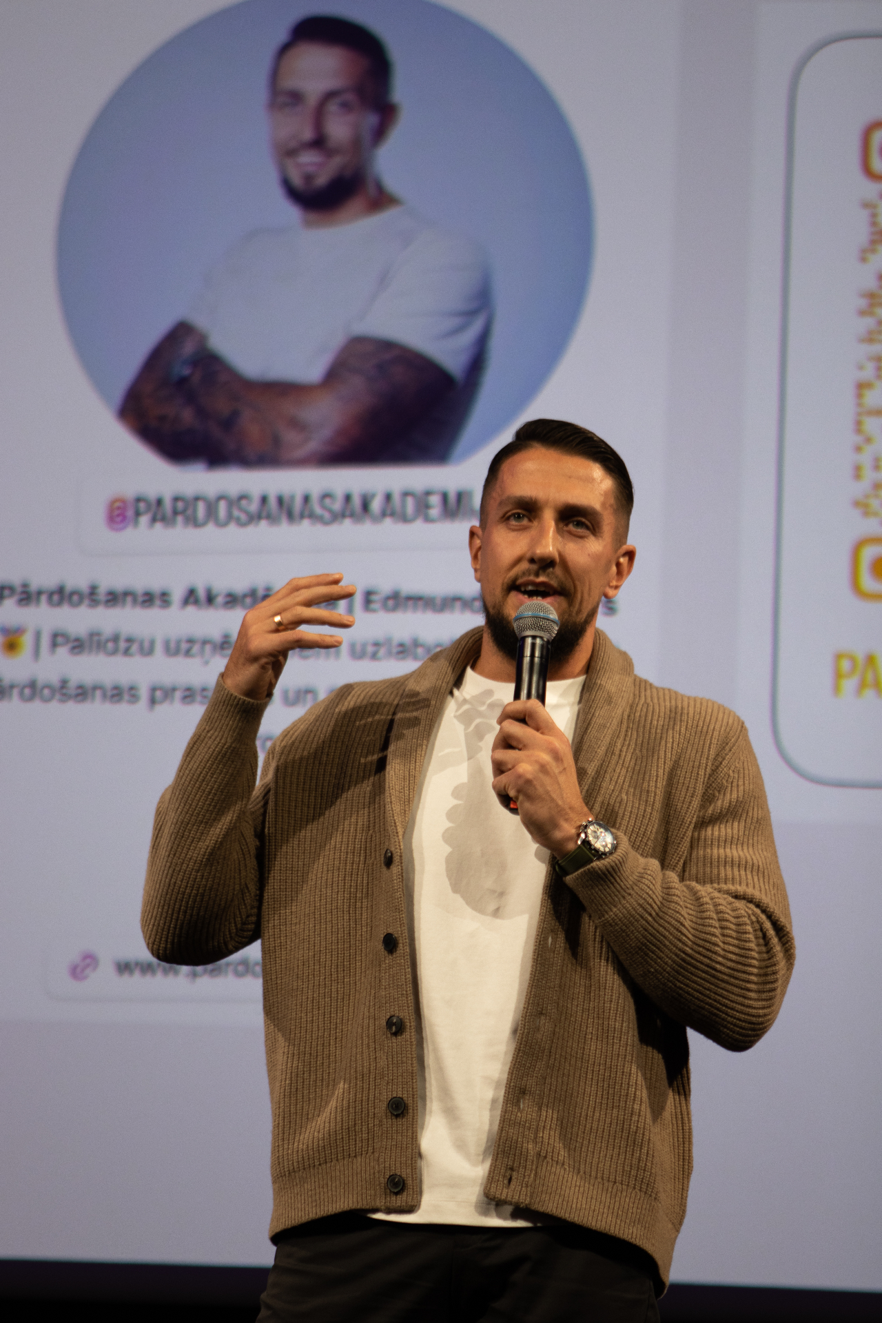 Edmunds Pošers vada apmācības